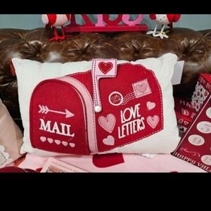 NWT's Designer Isaac Mizrahi Sweetheart Mailbox PillowTassels- 14”x22”